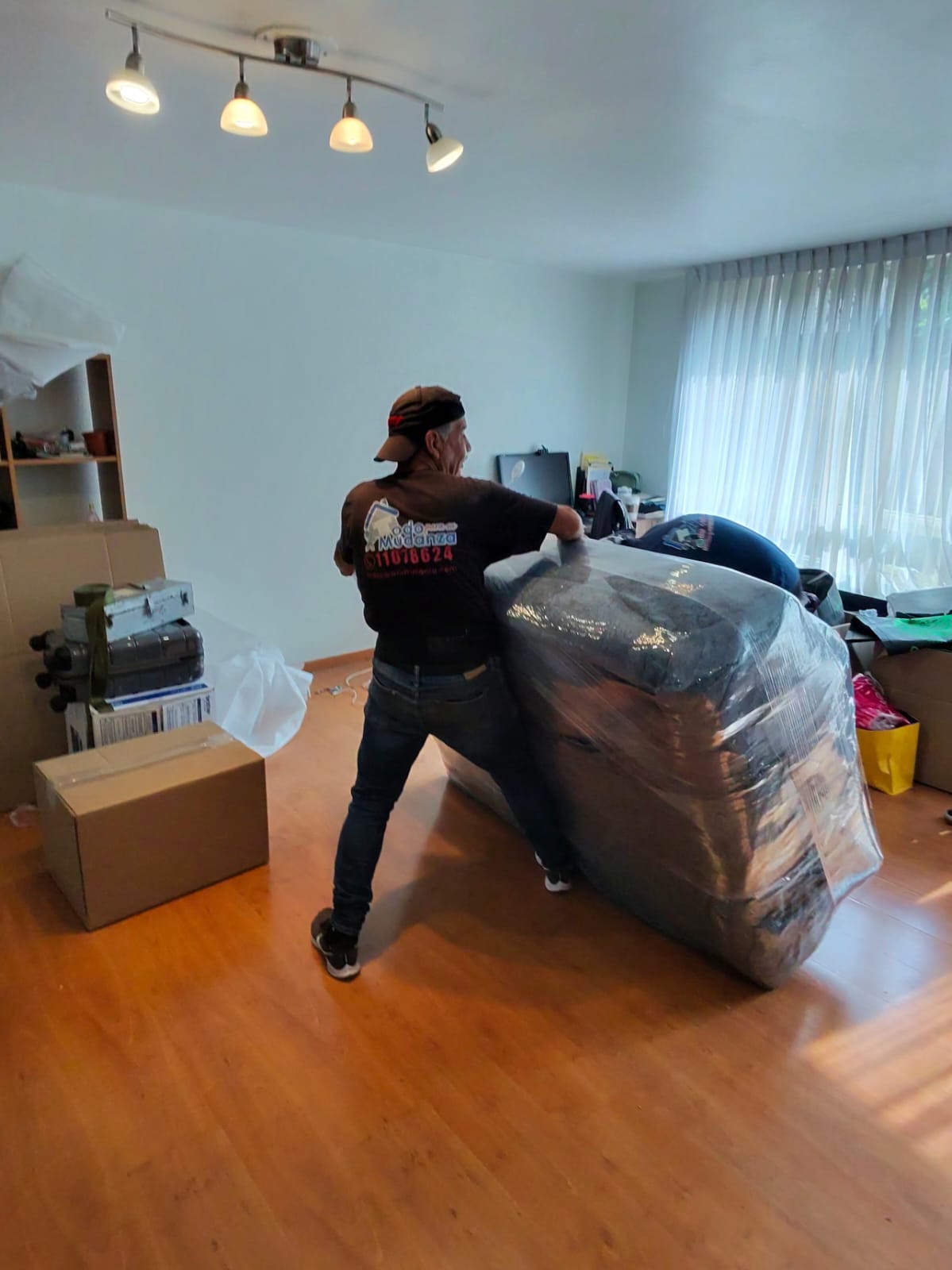Equipo cuidando muebles durante una mudanza residencial