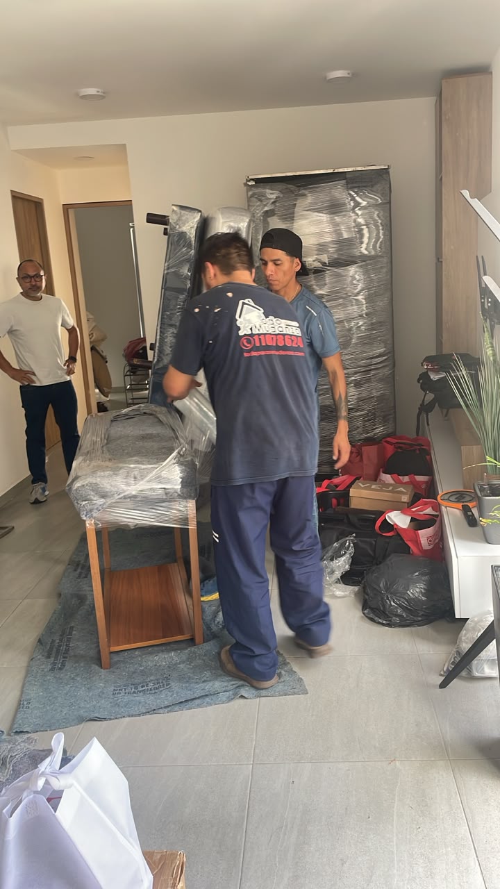 Personal protegiendo un mueble en casa